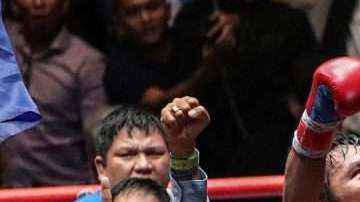 El boxeadorr y político filipino Manny Pacquiao celebra después de vencer a Lucas Matthysse. (Foto: EFE/FAZRY ISMAIL)