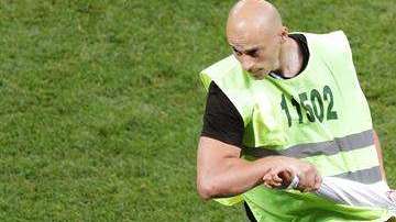 Una espontánea miembro de las Pussy Riot en el campo del Estadio Luzhnikí de Moscú. (Foto: EFE/Lavandeira Jr )