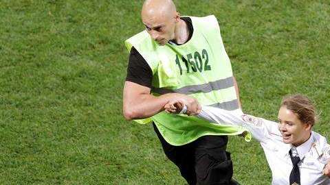 Una espontánea miembro de las Pussy Riot en el campo del Estadio Luzhnikí de Moscú. (Foto: EFE/Lavandeira Jr )