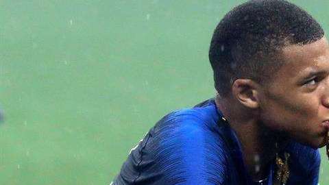 Mbappé besa la Copa del Mundo. EFE