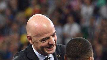 Putin con Mbappé en la premiación. EFE