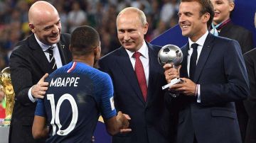 Putin con Mbappé en la premiación. EFE