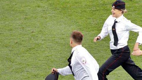 Los cuatro espontáneos que invadieron la final de Rusia 2018 pasarán 15 días en prisión