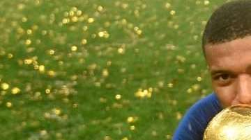 El francés Kylian Mbappe con la copa de Rusia 2018. (Foto: EFE/EPA/FACUNDO ARRIZABALAGA)