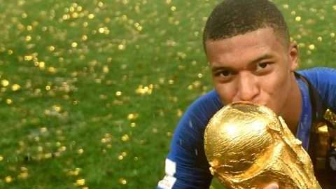 El francés Kylian Mbappe con la copa de Rusia 2018. (Foto: EFE/EPA/FACUNDO ARRIZABALAGA)