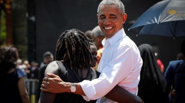 El expresidente Obama abraza a su media hermana, Auma.