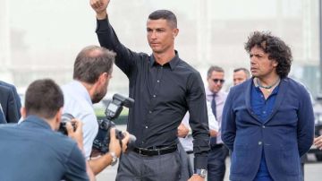 El portugués Cristiano Ronaldo llega a una rueda de prensa en la nueva sede del Juventus. (Foto: EFE/ Alessandro Di Marco)
