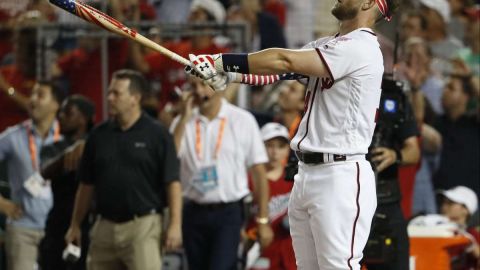 Bryce Harper ganó el Home Run Derby.  EFE/JIM LO SCALZO