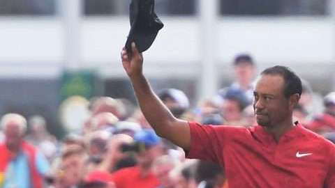 Tiger Woods se despide del British Open con la decepción de la derrota. (Foto: EFE/EPA/GERRY PENNY)