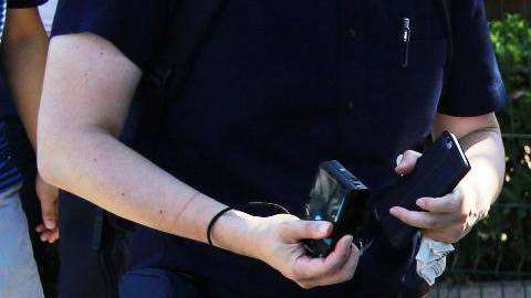 El herido dejó manchas de sangre en la acera de la embajada