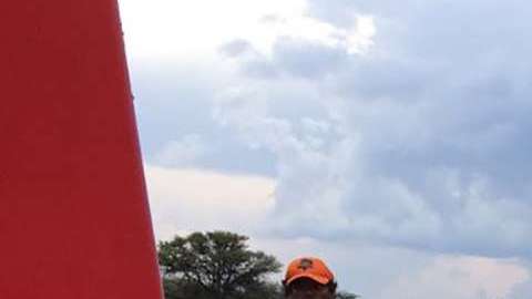 Personal de emergencias atiende a los heridos. EFE/CPCE