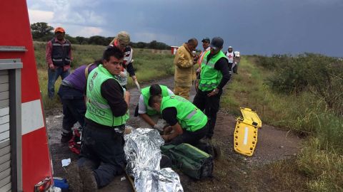 Personal de emergencias atiende a los heridos. EFE/CPCE