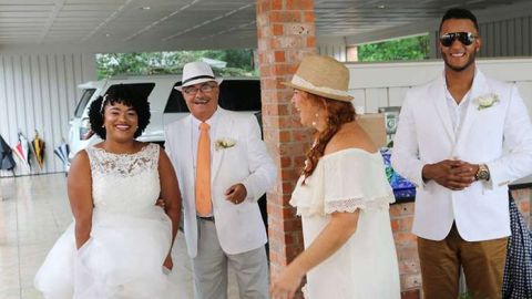 Las inclemencias del tiempo casi arruinan una boda hasta que llegaron los vecinos para salvar a los novios y los invitados.