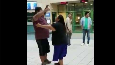 El momento del abrazo familiar