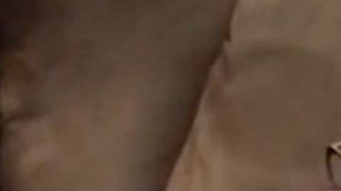 Una mujer escucha la voz de su difunta madre y rompe a llorar.