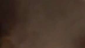 Una mujer escucha la voz de su difunta madre y rompe a llorar.