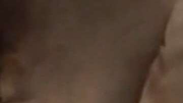 Una mujer escucha la voz de su difunta madre y rompe a llorar.