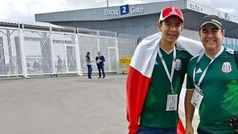 Carlos Serrano (der.) y su hijo (izq.) ya no pudieron ver al Tricolor en Rusia.