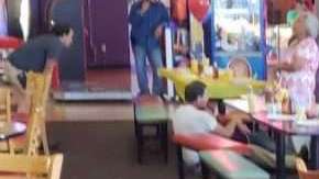 La gente se tiró al suelo para ponerse a salvo.