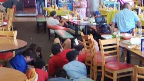 La gente se tiró al suelo para ponerse a salvo.