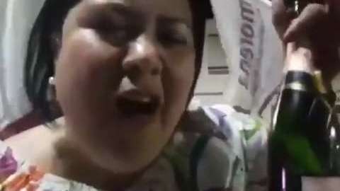 Alejandra León se pasó de copas.