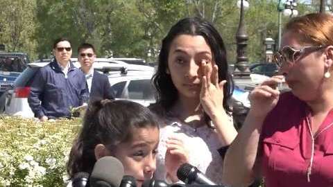 Alejandra se llevará a su hija menor, de 8 años de edad, y dejará a la de 16 años.