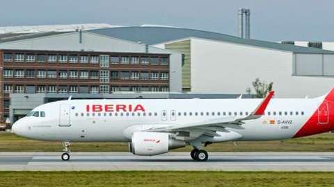 El avión comercial tuvo que tirar combustible para aligerarla carga.