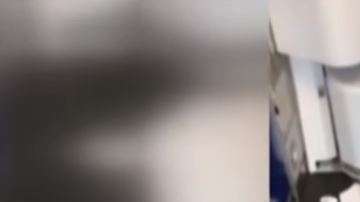 La mujer descaradamente se bajó la ropa interior para hacer del baño en uno de los pasillos.