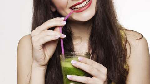 Los batidos o jugos de frutas y vegetales ricos en antioxidantes y fitonutrientes son excelentes para la piel, el cabello, los ojos, los dientes y resto del cuerpo.