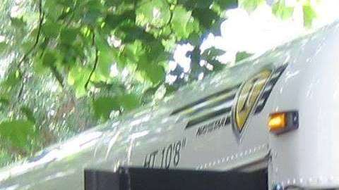 El vehículo transitaba la ruta de Edgartown a Oak Bluffs.