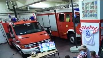 Los bomberos croatas observaban tranquilamente el partido, hasta que sonó la alarma