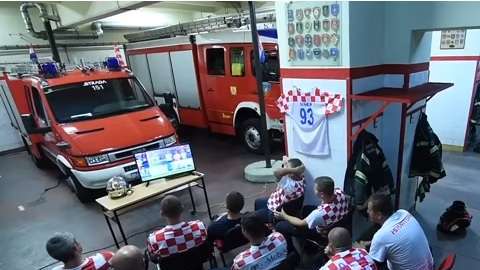 Los bomberos croatas observaban tranquilamente el partido, hasta que sonó la alarma