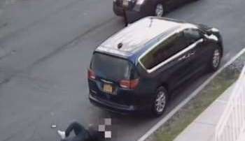 A la víctima se le ve tratando de cobijarse detrás de una minivan.