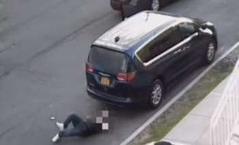 A la víctima se le ve tratando de cobijarse detrás de una minivan.