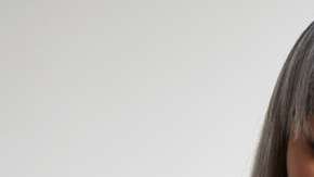 El cabello gris, pero en su tono bien platinado, sigue de moda.