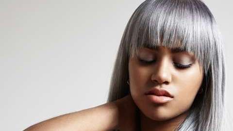 El cabello gris, pero en su tono bien platinado, sigue de moda.