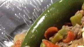 Una deliciosa comida mexicana, carne molida con nopales.