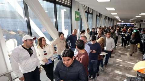 La afluencia de votantes supera la capacidad de las casillas especiales.