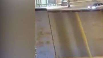 La ciclista cayó por una de la aberturas de puente.