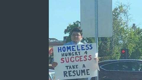 El joven repartiendo currículums en las calles de San José.