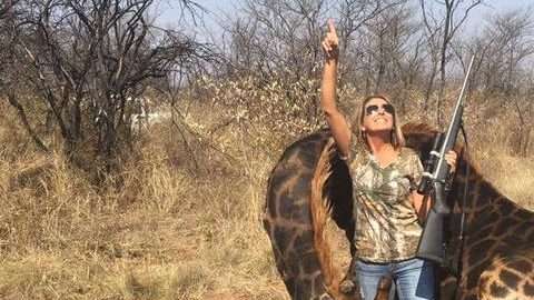 Hace un año, Tess Thompson se fue de cacería y hoy indigna a las redes.