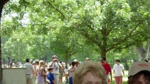 Aquí la orgullosa abuela portando su tradicional camiseta.