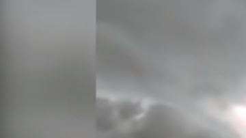 Se ve claramente una figura caminando entre las nubes.