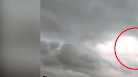 Se ve claramente una figura caminando entre las nubes.