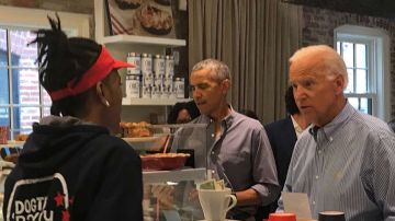 Obama y Biden almuerzan en Dog Tag Bakery en Washington D.C.