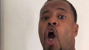 El futbolista francés Patrice Evra le canta a Cristiano.