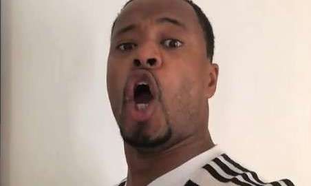 El futbolista francés Patrice Evra le canta a Cristiano.