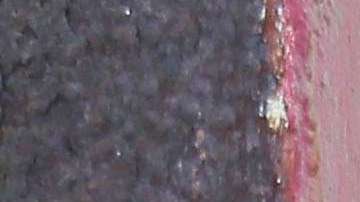 Una madre abraza a su hija en la frontera entre México y EEUU.