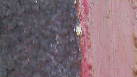 Una madre abraza a su hija en la frontera entre México y EEUU.