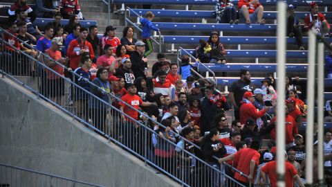 La porra se ubicaba en la sección 101 que ha estado vacía en los últimos juegos en el Toyota Park. (Javier Quiroz / La Raza)